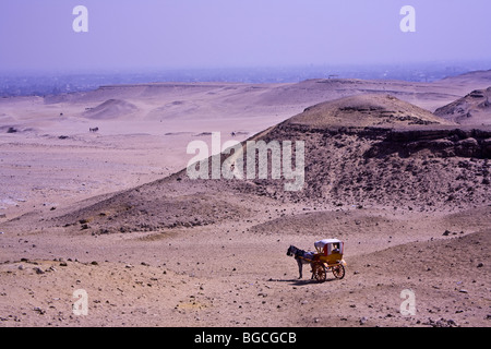 Les visiteurs peuvent monter dans un chariot d'une pyramide à l'autre à grandes pyramides de Gizeh situé sur un plateau désertique Caire Egypte Banque D'Images