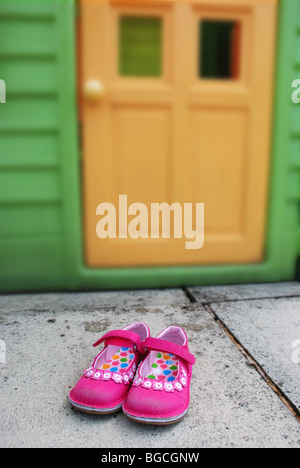 L'enfant chaussures rose en face de play house Banque D'Images