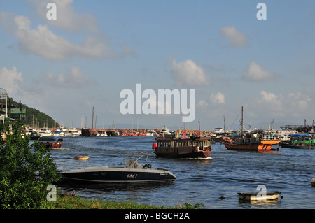 Barge navette Jumbo déménagement en arrière par le typhon Aberdeen du refuge vers la jetée de Jumbo sur Aberdeen Promenade, Hong Kong Banque D'Images