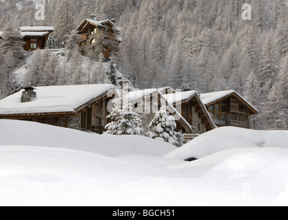 Chalets de luxe niché dans la neige lourde, Val d'Isère Banque D'Images