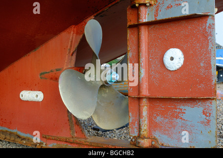 Bateau de pêche et de l'hélice de la vis de protection contre la corrosion cathodique anodes sacrificielles Hastings Sussex England UK Banque D'Images