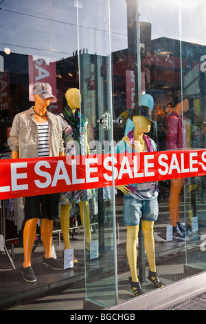 Big 'SALE' signer dans un magasin de vêtements de fenêtre, Toronto, Canada Banque D'Images