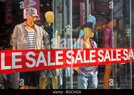 Big 'SALE' signer dans un magasin de vêtements de fenêtre, Toronto, Canada Banque D'Images