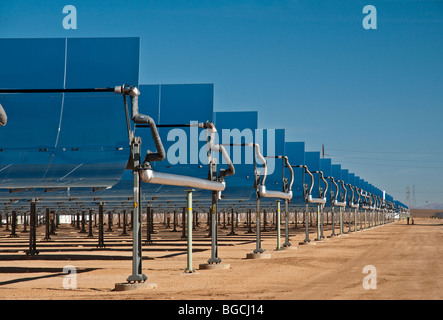 Installation d'énergie solaire avec des miroirs paraboliques Banque D'Images