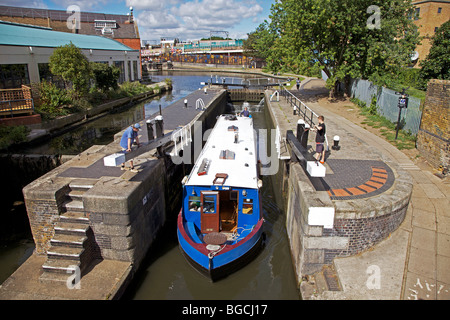 Barge en passant par Camden Lock, Regents Canal, Londres, Angleterre Banque D'Images
