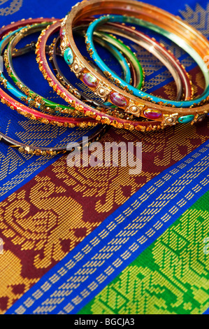 La soie indienne sari colorés indiquant le motif et la frontière mesdames bangles. L'Inde Banque D'Images