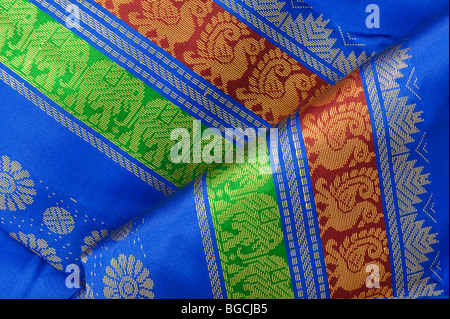 La soie indienne sari coloré montrant border pattern. L'Inde Banque D'Images