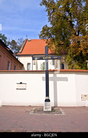 Croix du souvenir pour les victimes du massacre de Katyn Banque D'Images