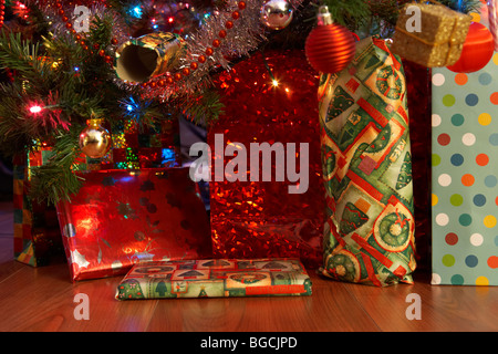 Des cadeaux de Noël sous le sapin de Noël à Noël au Royaume-Uni Banque D'Images