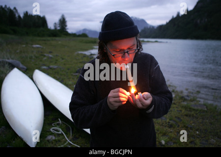 Fumeurs contre les moucherons. Excursion en kayak dans le parc national Glacier Bay, Alaska, USA. Banque D'Images