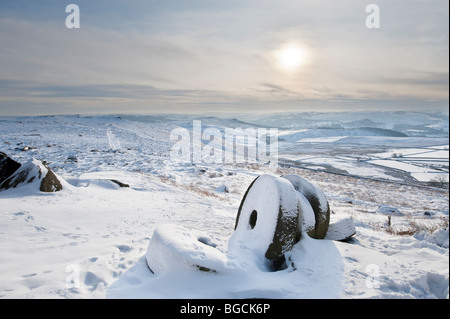 Meules abandonnées en hiver neige sous ' Stanage Edge' dans le Peak District, Derbyshire, Royaume-Uni, Grande Bretagne Banque D'Images