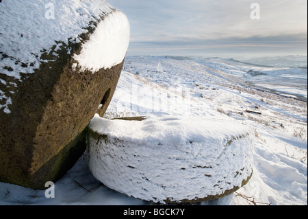 Deux meules en hiver sous la neige ' Stanage Edge' dans le Peak District, Derbyshire, Royaume-Uni, Grande Bretagne Banque D'Images