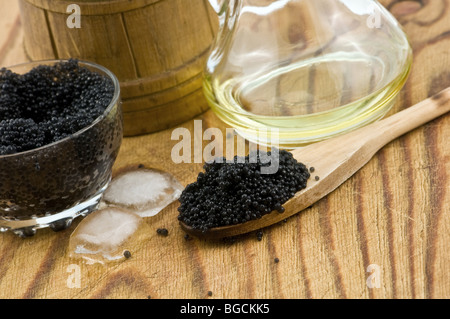 Black caviar sur table en bois Banque D'Images