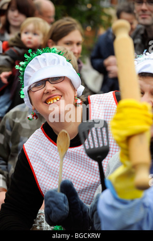 Les villageois en concurrence dans leur rapport annuel, le lendemain de la PRAM. East Hoathly près de Lewes, UK. Photo Jim Holden. Banque D'Images