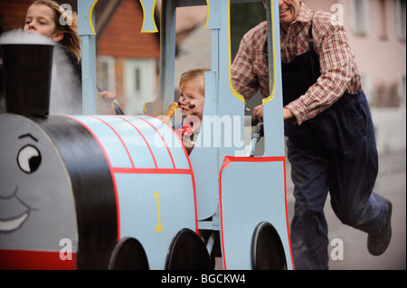 Les villageois en concurrence dans leur rapport annuel, le lendemain de la PRAM. East Hoathly près de Lewes, UK. Photo Jim Holden. Banque D'Images