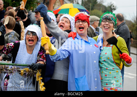 Les villageois en concurrence dans leur rapport annuel, le lendemain de la PRAM. East Hoathly près de Lewes, UK. Photo Jim Holden. Banque D'Images