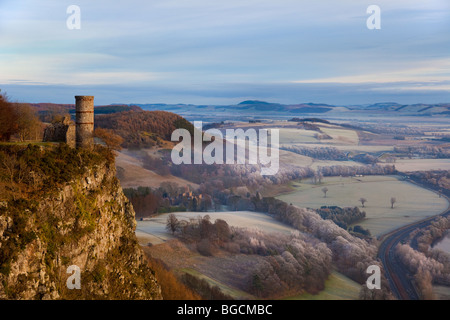 Tour de Kinnoull sur la colline de Kinnoull, sol de l'herbe de gel, un hiver froid paysage de couche d'inversion.Folie sur Kinnoull Hill, près de Perth, Écosse, Royaume-Uni Banque D'Images