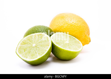 Citron jaune et vert lime contre un fond blanc. Banque D'Images