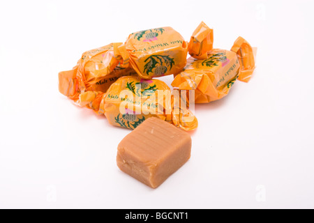 Malt Whisky Fudge contre fond blanc. Banque D'Images