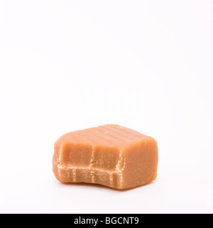 Mordu de Malt Whisky Fudge chunk isolés contre fond blanc. Banque D'Images