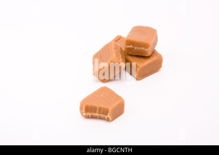 Mordu morceau de Malt Whisky Fudge contre fond blanc. Banque D'Images