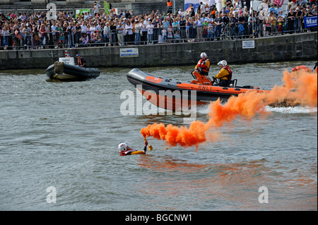 Démonstration de sauvetage dans l'eau par RNLI à Bristol Harbour Festival, UK Banque D'Images