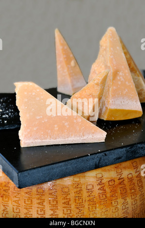 Wedges de parmesan on cutting board Banque D'Images