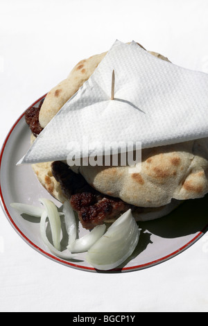 Cevapcici à pain avec de l'oignon tranché servi sur une assiette. Bosnie Bosnie, restauration rapide. Banque D'Images