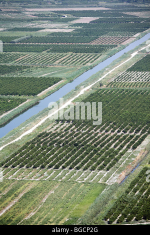 Areal view du drainage des sols agricoles et le système d'irrigation des canaux dans l'estuaire de la rivière Neratva Croatie Banque D'Images