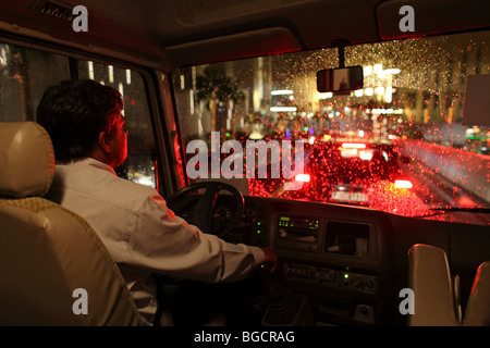 La mauvaise visibilité sur la route la nuit, Dubaï, Émirats Arabes Unis Banque D'Images