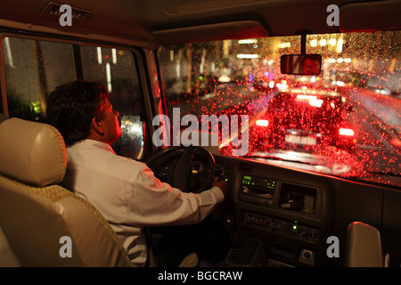 La mauvaise visibilité sur la route la nuit, Dubaï, Émirats Arabes Unis Banque D'Images