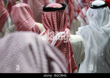 Les hommes en costume traditionnel, Dubaï, Émirats Arabes Unis Banque D'Images