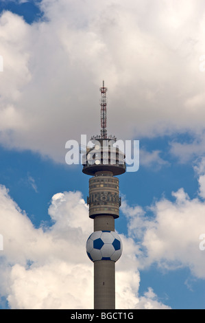 Tour Telkom et l'énorme football soccer autour d'elle Banque D'Images