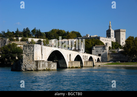 Pont du Pont d'Avignon ou Saint Bénézet sur le Rhône avec Palais des Papes ou Palais des Papes derrière, Avignon, Provence, France Banque D'Images