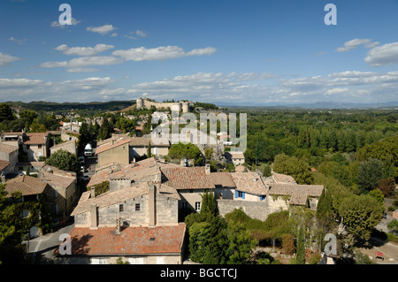 Vue aérienne ou haute Agle sur le village et les maisons de Villeneuve-les-Avignon, et le fort Saint André, Gard, Languedoc-Roussillon, France Banque D'Images