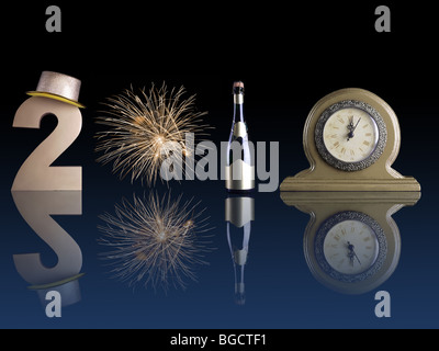 L'année 2010 composé de deux chiffres d'or, Fireworks burst, bouteille de champagne et une réflexion sur l'horloge de table surface bleu foncé Banque D'Images