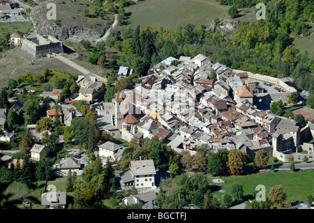 Vue aérienne de la vieille ville de Colmars ou Colmars-les-Alpes, ville médiévale fortifiée fortifiée par Vauban et fort de France, Alpes-de-haute-Provence Banque D'Images