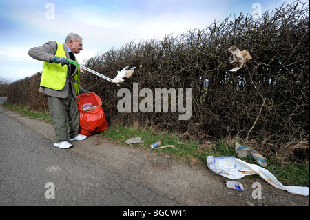 Stan Pierre inférieur de Apperley Gloucestershire UK qui recueille volontairement dans le domaine de la litière Banque D'Images