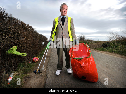 Stan Pierre inférieur de Apperley Gloucestershire UK qui recueille volontairement dans le domaine de la litière Banque D'Images