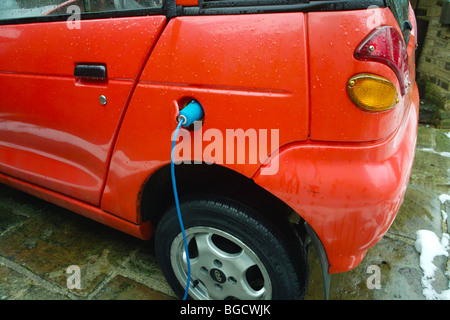 G Wiz GWiz G-Wiz clean green battery electric powered voiture véhicule plug branché en charge recharge recharge de charge Banque D'Images