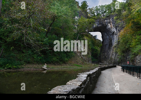 Tunnel de pont naturel en Virginie en automne paysage incroyable vue de face photographie Amérique du Nord historique personne horizontal aux États-Unis Banque D'Images