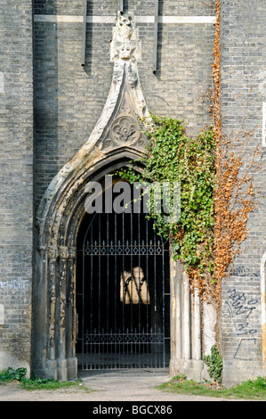 Style gothique entrée de la chapelle de Abney Park Cemetery London England UK Banque D'Images