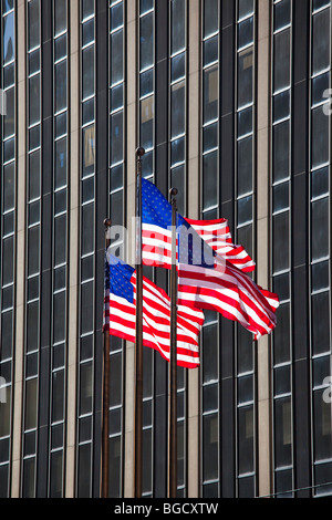 Des drapeaux américains devant 1 Penn Plaza à New York City Banque D'Images