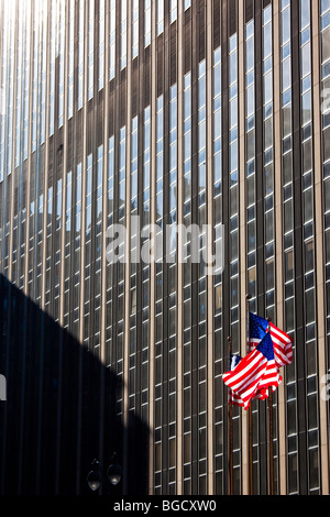 Des drapeaux américains devant 1 Penn Plaza à New York City Banque D'Images