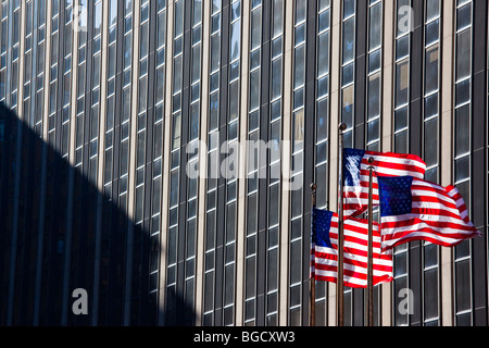 Des drapeaux américains devant 1 Penn Plaza à New York City Banque D'Images