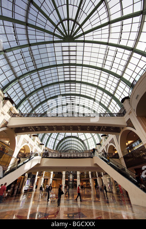 L'intérieur de la coupole de verre du centre commercial Mall of the Emirates, Dubaï, Émirats Arabes Unis Banque D'Images