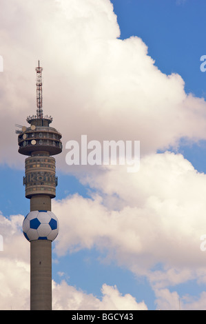 Tour Telkom et l'énorme football soccer autour d'elle Banque D'Images