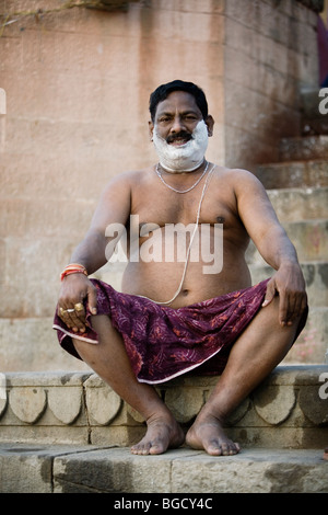 Les gens viennent de se laver sur les rives du Gange tous les matins. Varanasi, Inde. Banque D'Images