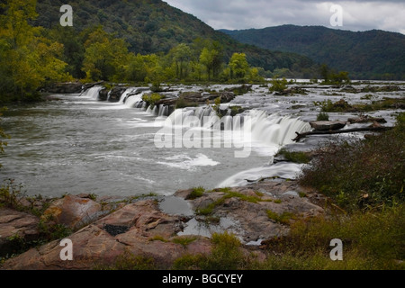 Chutes sur New River West Virginia wv paysage étonnant angle bas une cascade douce au-dessus du dessus vue horizontale aux États-Unis haute résolution Banque D'Images