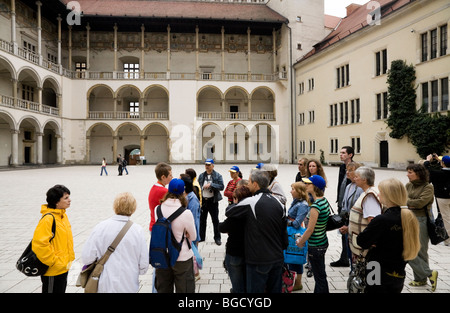 Partie touristique / groupe à l'intérieur de la cour de style Renaissance du xvie siècle. Château de Wawel. Cracovie, Pologne. Banque D'Images